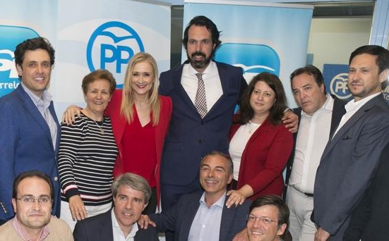 Jorge García, en el centro junto a Cristina Cifuentes, deja también su acta de concejal