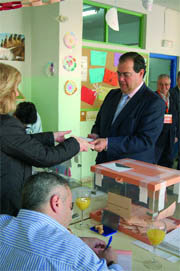 José Luis Fernández Quejo, votando en el colegio público San Lorenzo  (Foto: CEDIDA)