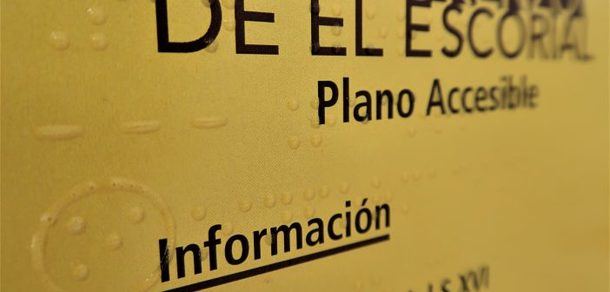 San Lorenzo de El Escorial edita un mapa turístico en sistema braille que hace más accesible la visita a los invidentes