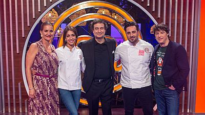 Aspirantes de 'MasterChef 13' organizan un viaje culinario con David Bustamante y Hiba Abouk