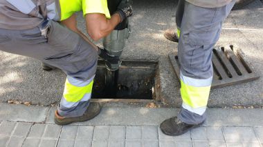 Villanueva de la Cañada realiza labores de limpieza de imbornales en previsión de posibles inundaciones