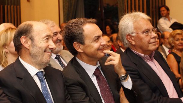 De izquierda a derecha, Alfredo Pérez Rubalcaba, José Luis Rodríguez Zapatero y Felipe González