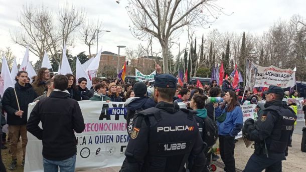 Ayuso 'Alumna Ilustre' de la Complutense entre fuertes protestas de alumnos y profesores