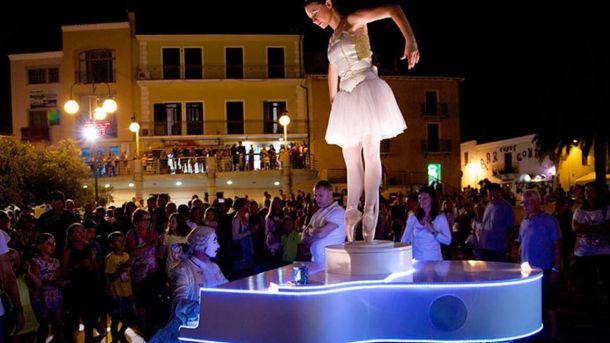 Moral en Blanco: Pasacalles y espectáculos de luz, música y diversión