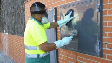 Los servicios de limpieza de Boadilla han eliminado más de 200 grafitis al mes