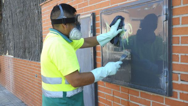 Los servicios de limpieza de Boadilla han eliminado más de 200 grafitis al mes