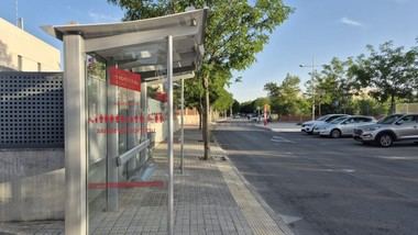 Villanueva de la Cañada renueva paradas de autobús para mayor seguridad