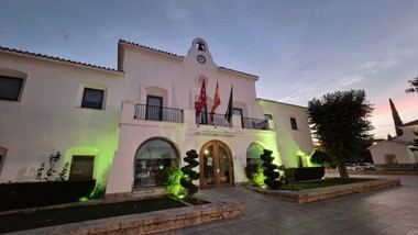 El Ayuntamiento se ilumina de verde por el Día Mundial de la ELA