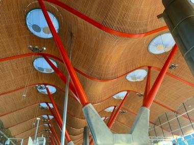 Barajas se cuela en el ranking de aeropuertos más conflictivos solo por detrás de El Prat