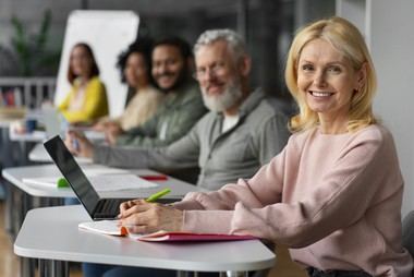 Nuevos talleres tecnológicos para mayores en Moralzarzal con La Caixa