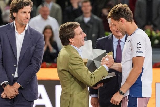 Almeida entrega el trofeo del Mutua Madrid Open a Casper Ruud tras su victoria