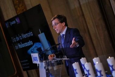 Almeida llama a combatir el antisemitismo en homenaje a las víctimas del Holocausto