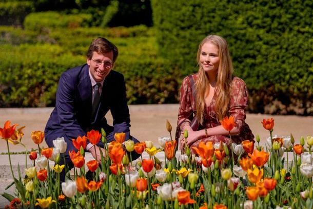 Almeida y la princesa de Orange presentan el jardín de tulipanes en Madrid