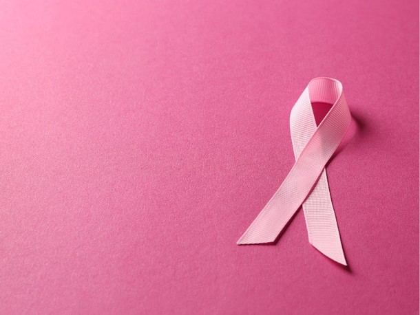 Robledo de Chavela se ilumina de rosa por el Día Mundial contra el Cáncer de Mama