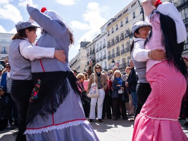 Gran afluencia en el pasacalles castizo de San Isidro en Madrid