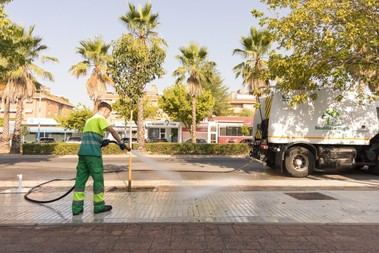 Limpiezas de verano en la avenida Infante D. Luis en Boadilla