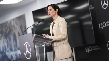 Díaz Ayuso celebra el 20º aniversario de Mercedes-Benz en Madrid como símbolo de progreso y ambición