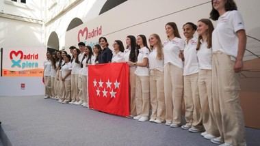 Díaz Ayuso da la bienvenida a 20 jóvenes embajadores que viajarán a Egipto por su excelencia académica