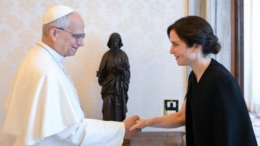 Díaz Ayuso se reúne con el Papa León XIV en el Vaticano y celebra su visita a Madrid