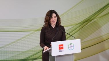 Díaz Ayuso destaca la prosperidad y atractivo de Madrid en su visita a Bayer