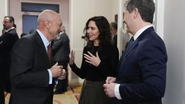 Díaz Ayuso asiste a la entrega de los Premios Zenda 2024-2025 junto a la Reina Letizia
