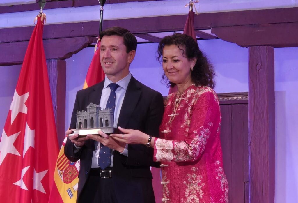 El alcalde de Valdemorillo recibe el Trofeo Puerta de Alcalá en apoyo a la tauromaquia
