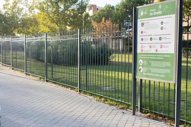 Mejoras en el parque de Bruno: nuevo caucho, iluminación y vallado nocturno