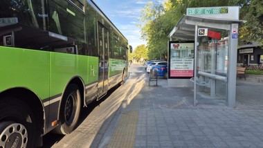 Mejoran 11 paradas de autobús para facilitar el acceso en Villanueva de la Cañada