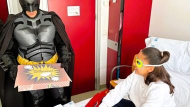Fuenlabrada celebra el Día del Niño Hospitalizado con la visita de Batman