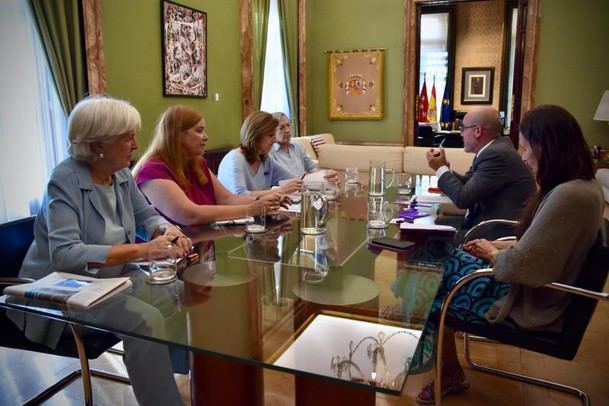 Gobierno y asociación feminista se reúnen para abordar violencias sexuales contra mujeres