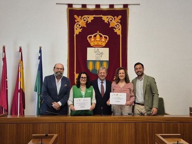 Alcalde entrega fondos recaudados en mercadillo y torneo solidario contra enfermedades