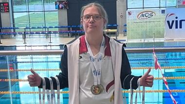 Camino Martínez regresa a Galapagar con ocho medallas y un récord mundial en natación