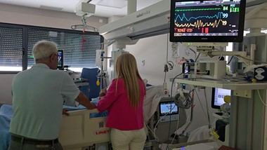 La Comunidad de Madrid permite visitas familiares las 24 horas en la UCI del Hospital 12 de Octubre