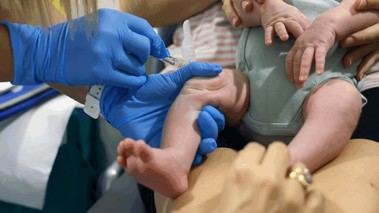 Madrid inicia la cita previa para vacunar a 50.000 bebés contra la bronquiolitis