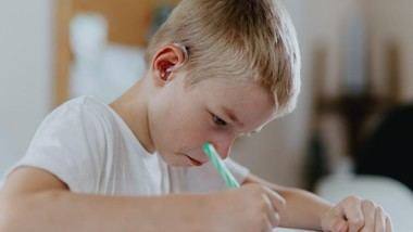 Madrid aumenta un 10% la inversión en educación para alumnos con discapacidad auditiva