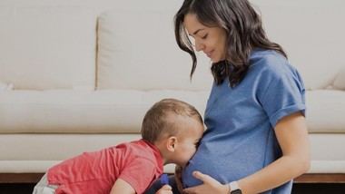 Madrid destina más de 300 millones en ayudas para maternidad y paternidad