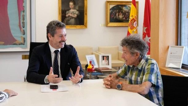 Carlos Soria, el alpinista de 86 años, conquista el Manaslu y es recibido en Madrid