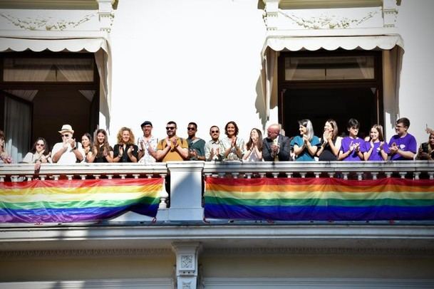 La Delegación del Gobierno muestra la Bandera Arcoíris en apoyo a los derechos LGTBI+