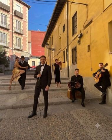 "El espectáculo 'Historia de un Tango' ilumina el Parque del Raso en Moralzarzal este verano"