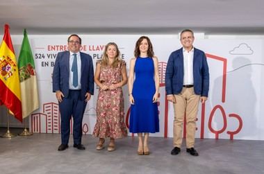 Ayuso entrega las primeras llaves del Plan Vive en Boadilla del Monte