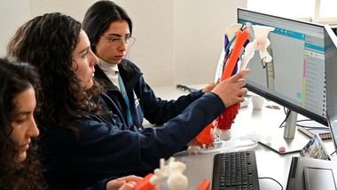 Sanidad pública madrileña salva la pierna de un niño con tumor óseo usando tecnología avanzada