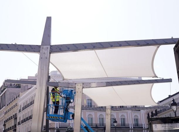 Los toldos de la Puerta del Sol se instalarán la próxima semana