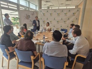El alcalde escucha las inquietudes de los vecinos en un desayuno participativo
