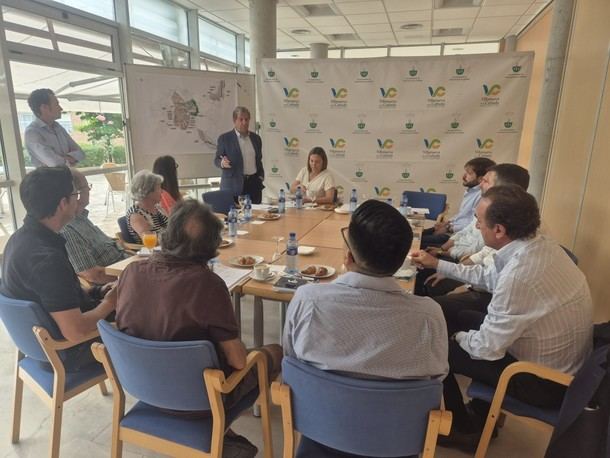 El alcalde escucha las inquietudes de los vecinos en un desayuno participativo