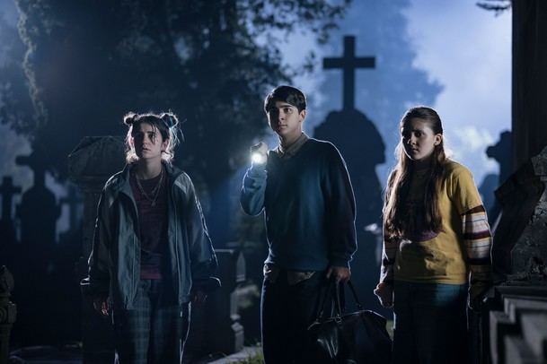 Los Muértimer lanza su tráiler: misterio y humor en un cementerio