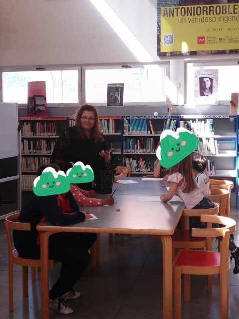 Taller lúdico de matemáticas cautiva a jóvenes en la biblioteca