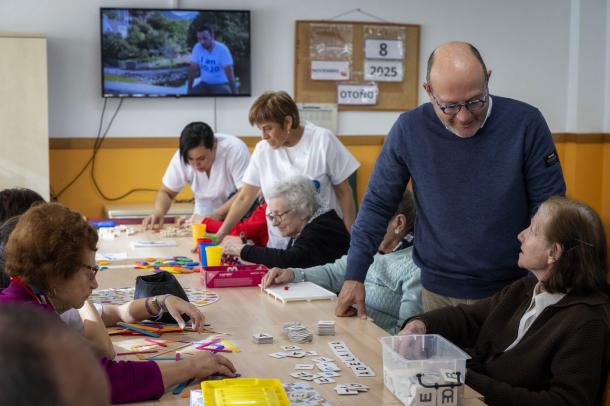 Más de 260 familias en Madrid reciben apoyo para cuidadores de mayores dependientes en 2025