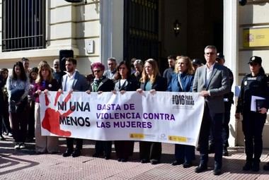 Minuto de silencio por víctimas de violencia de género en Navarra y Tenerife