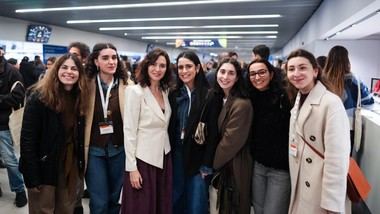 Díaz Ayuso invita a médicos y enfermeros a formarse en Madrid, la región con mayor esperanza de vida en Europa