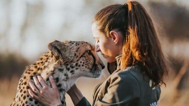 RTVE estrena 'Dra. Fabiola Jones', un viaje por la fauna salvaje de África